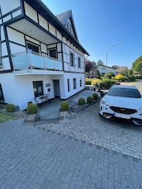 Auto direkt vor der Tür.