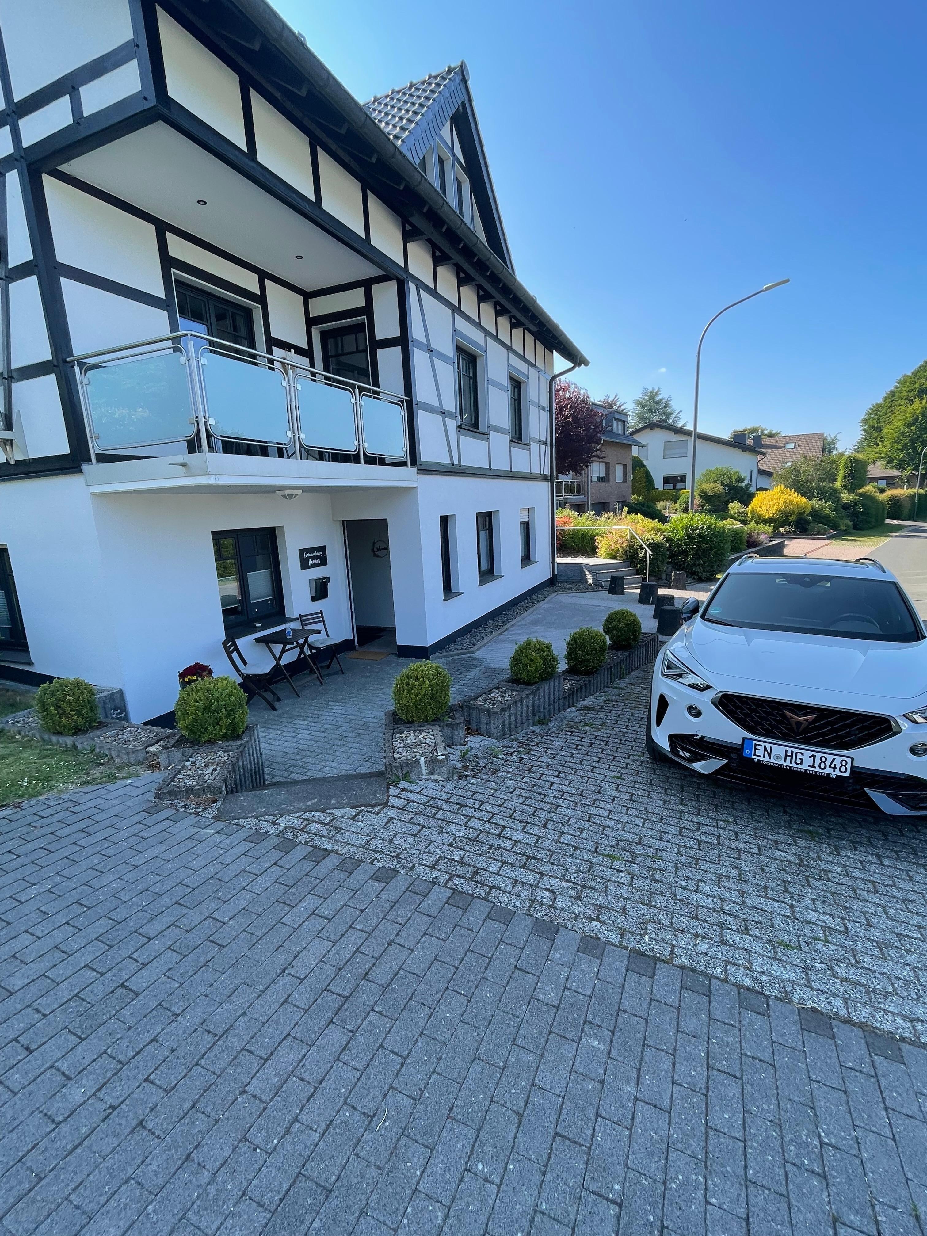 Auto direkt vor der Tür.