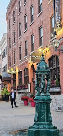 Beautiful frontage with nice park-like area directly in front of the hotel. I liked that there were so few rooms/suites in this hotel. It felt like we had it to ourselves!
