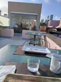 Petit déjeuner sur le toit de l’hôtel