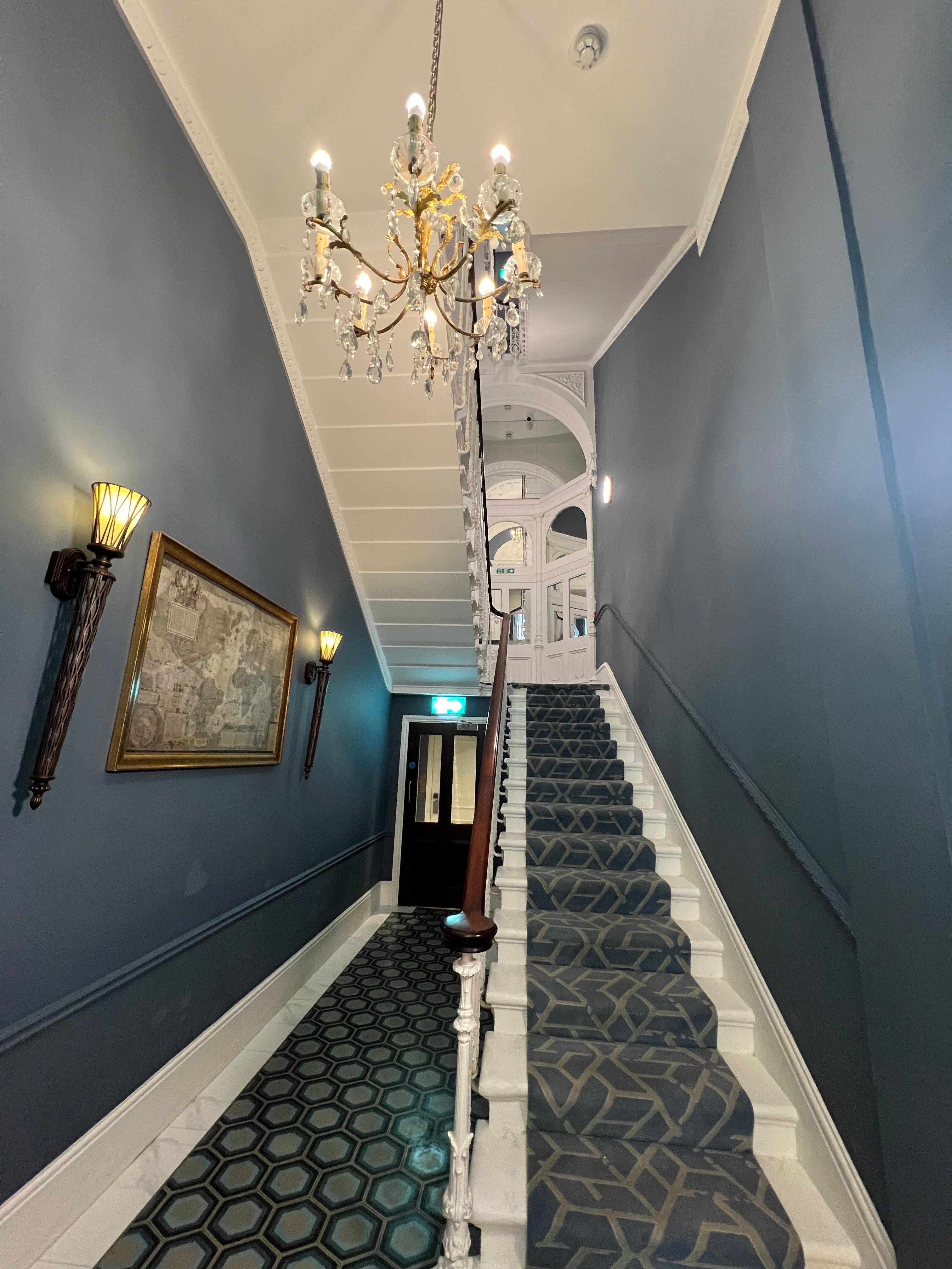 Accès étages supérieurs 