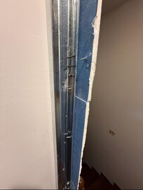 Eingangstür vom Zimmer in das Treppenhaus mit Regipsplatte und Nägeln