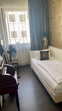 Das Zimmer war sehr schmal, Nur eine Tischlampe die nicht in der Nähe vom Bett war und ein Ventilator , der wegen der kurzen Leitung fast neben dem Bett stand. Da zur meiner Zeit immer 32 Grad herrschten nicht besonders angenehm