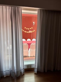 Y que decir del ruido de la fiesta, además del montaje y desmontaje del mobiliario. Terrible experiencia.