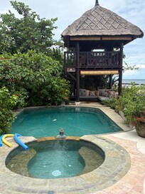 Pool and yoga room/ reading centre overlooking the ocean