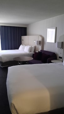 Habitación limpia y muy amplia. Muy bonita.