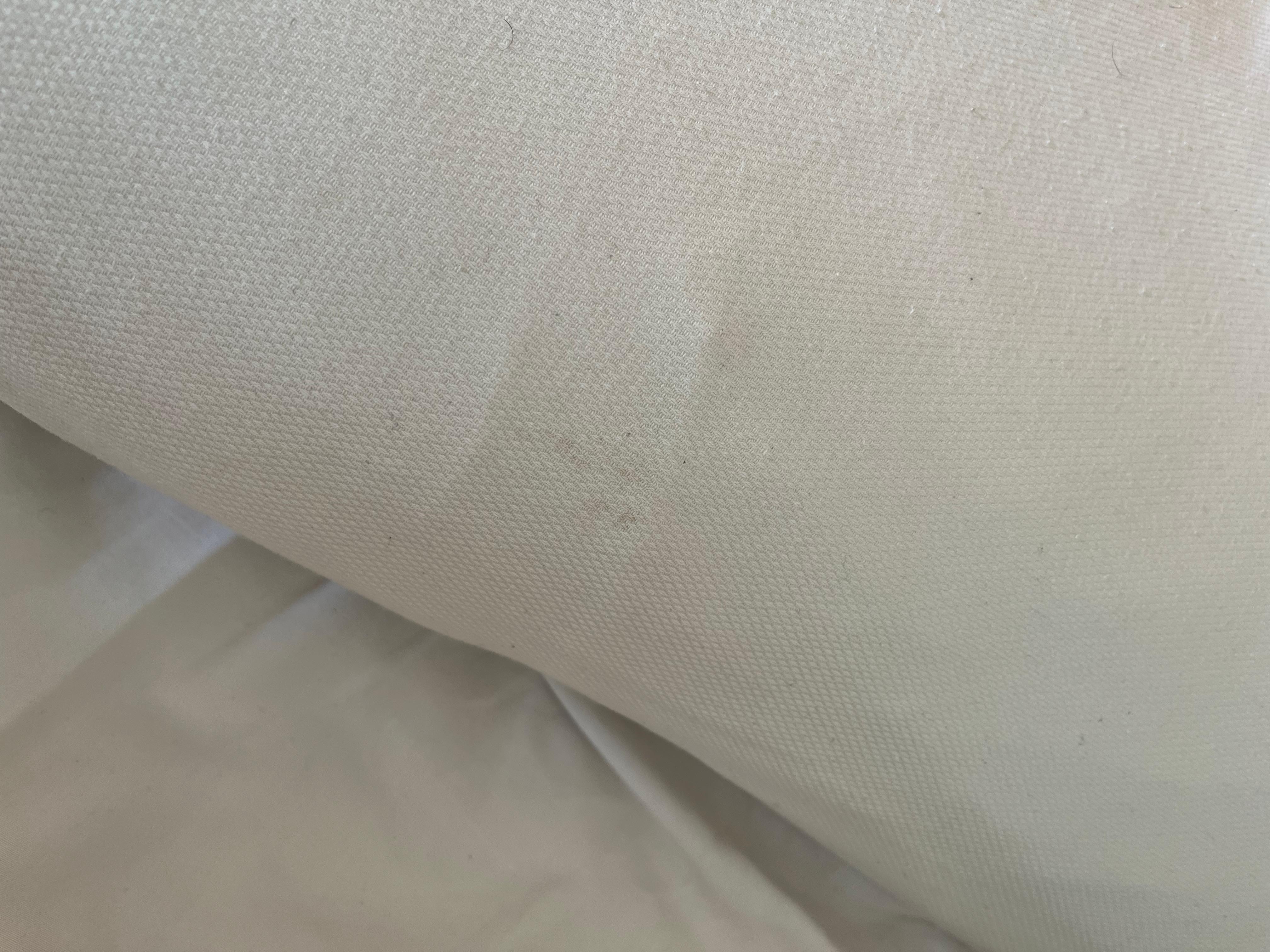 Manchas en los blancos de la cama  y almohadas. 