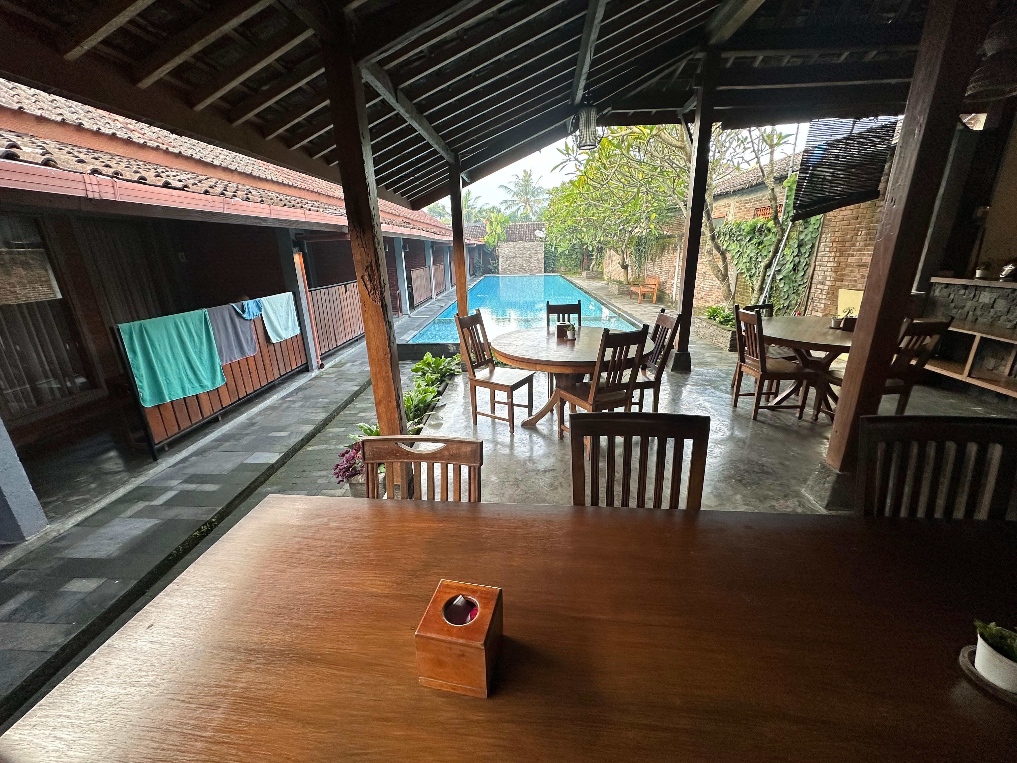 Fantastic common area with amazing pool and plenty of seating to eat/relax and enjoy!