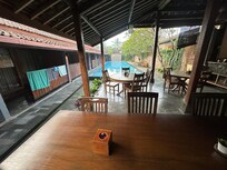 Fantastic common area with amazing pool and plenty of seating to eat/relax and enjoy!