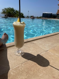 Poolen se havet fram , man kan äta och dricka 👍 mycket vänliga människor