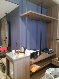 Geniş bir askılık ve raflar