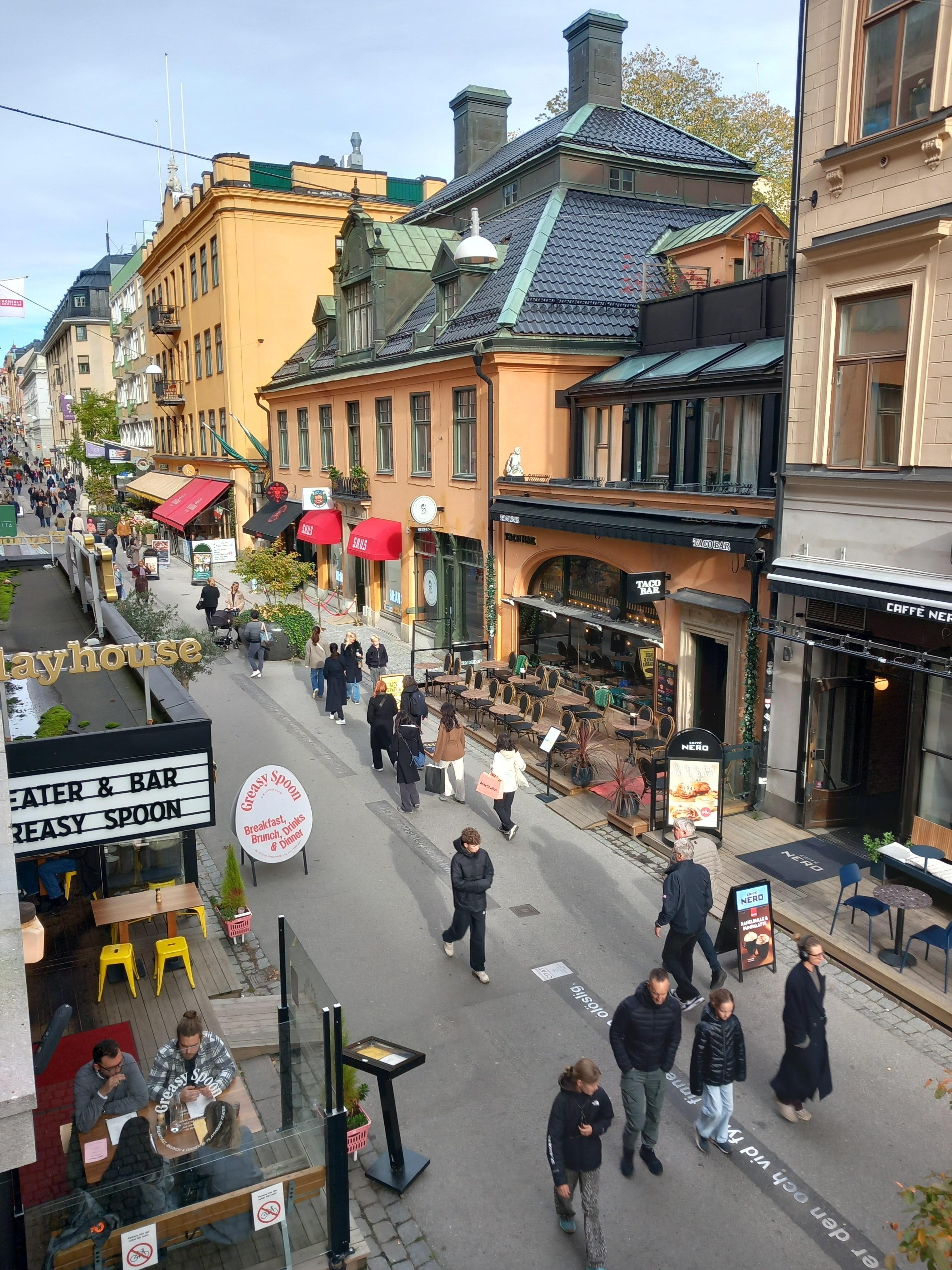 Utsikt över Drottninggatan  från hotellfönstret.