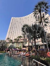 Hotel main building Shangr-la