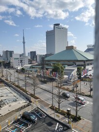 窓からは両国国技館、スカイツリーが見えました