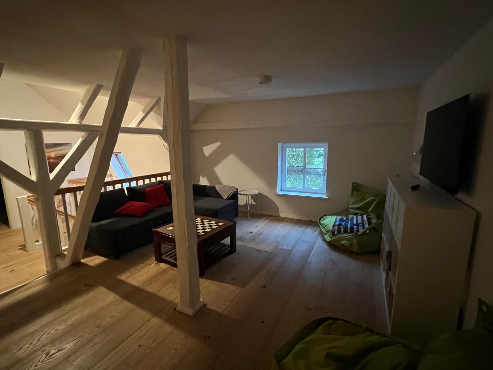 „Spielzimmer“ mit Spieletisch und bequemen Sitzsäcken zum entspannen und lesen 