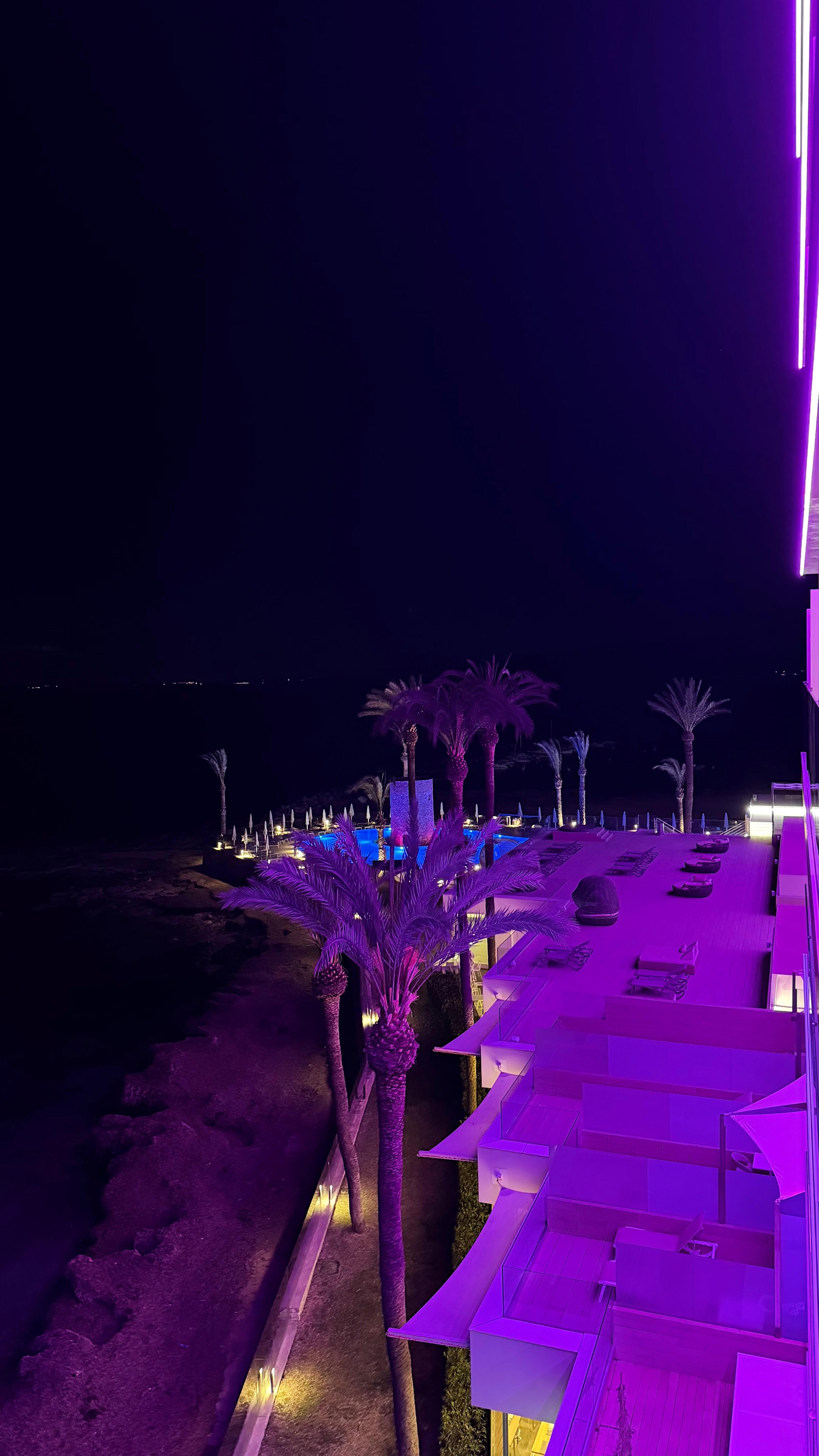 Vistas del hotel en la noche 