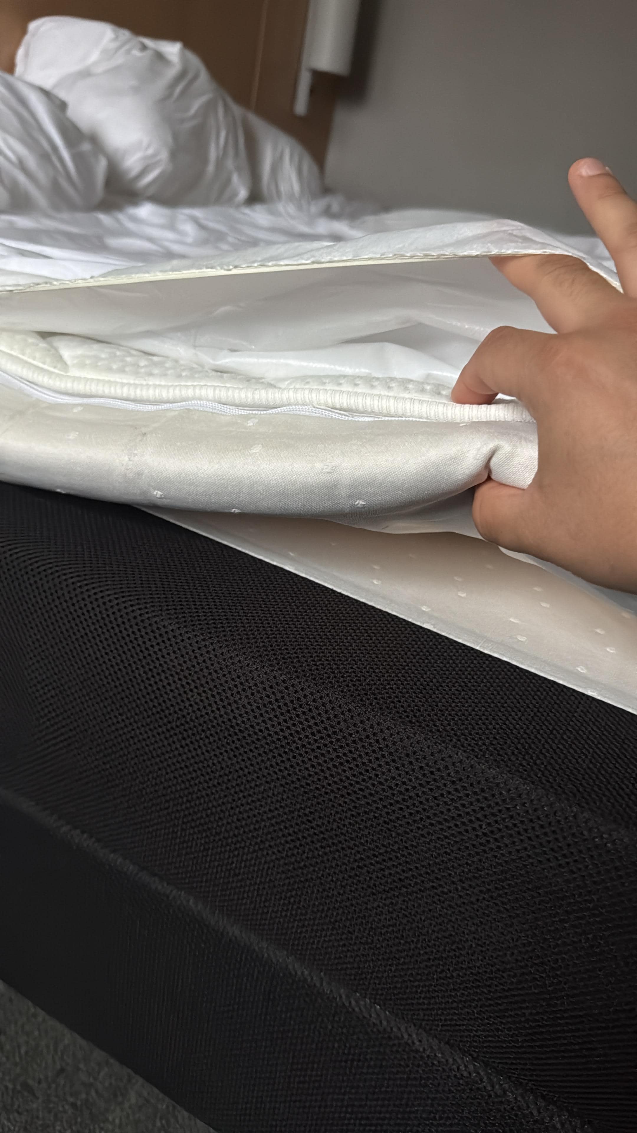 Photo du matelas : extrêmement fin. La partie noire en dessous est la base en bois avec des lattes, c’est comme dormir par terre. Je voyage beaucoup et je n’ai jamais vu un matelas pareil, même dans les pires auberges.