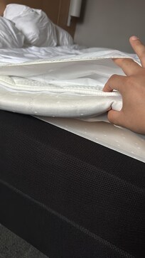 Photo du matelas : extrêmement fin. La partie noire en dessous est la base en bois avec des lattes, c’est comme dormir par terre. Je voyage beaucoup et je n’ai jamais vu un matelas pareil, même dans les pires auberges.