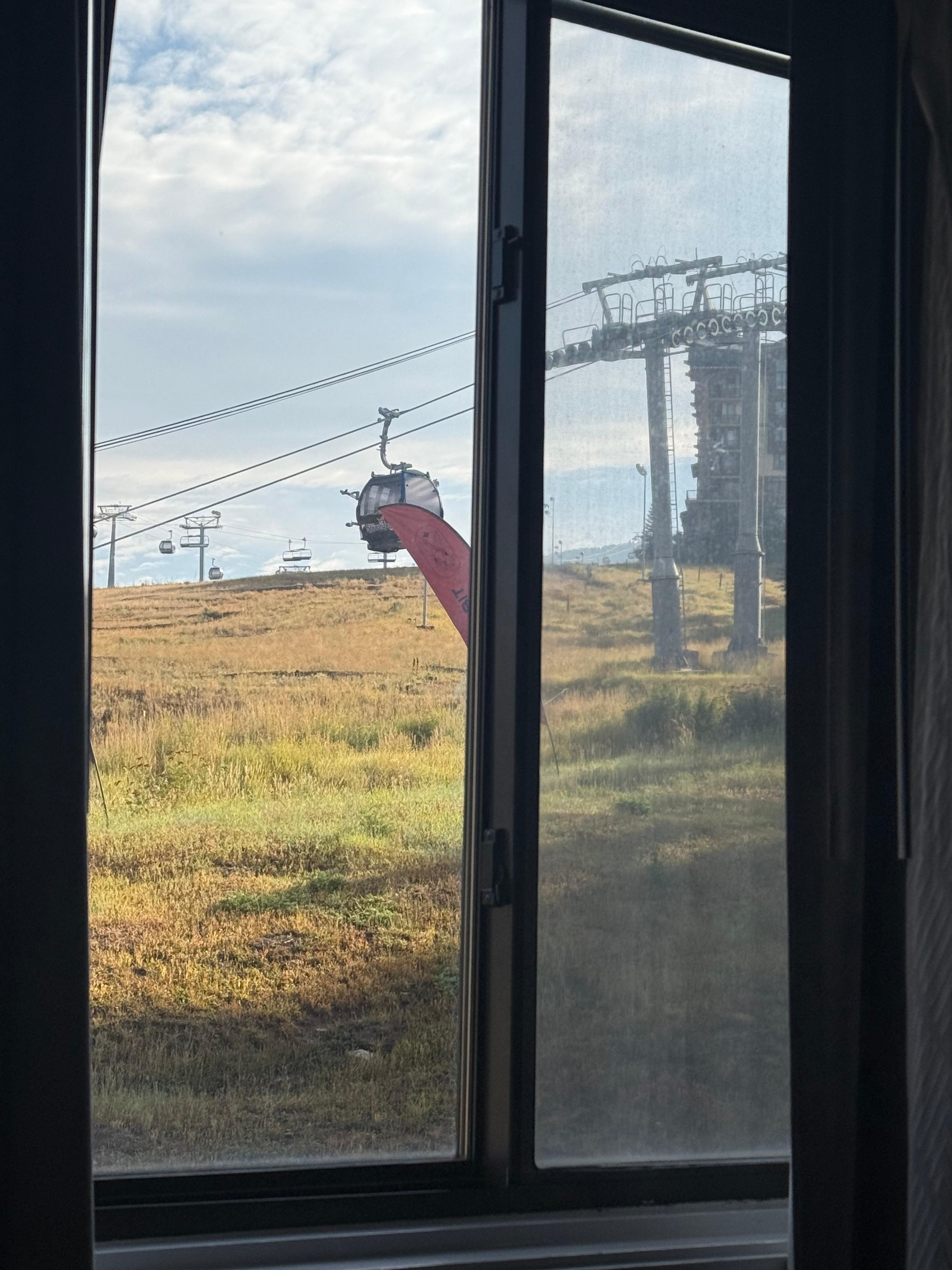 Loud screeching gondola thing right outside 