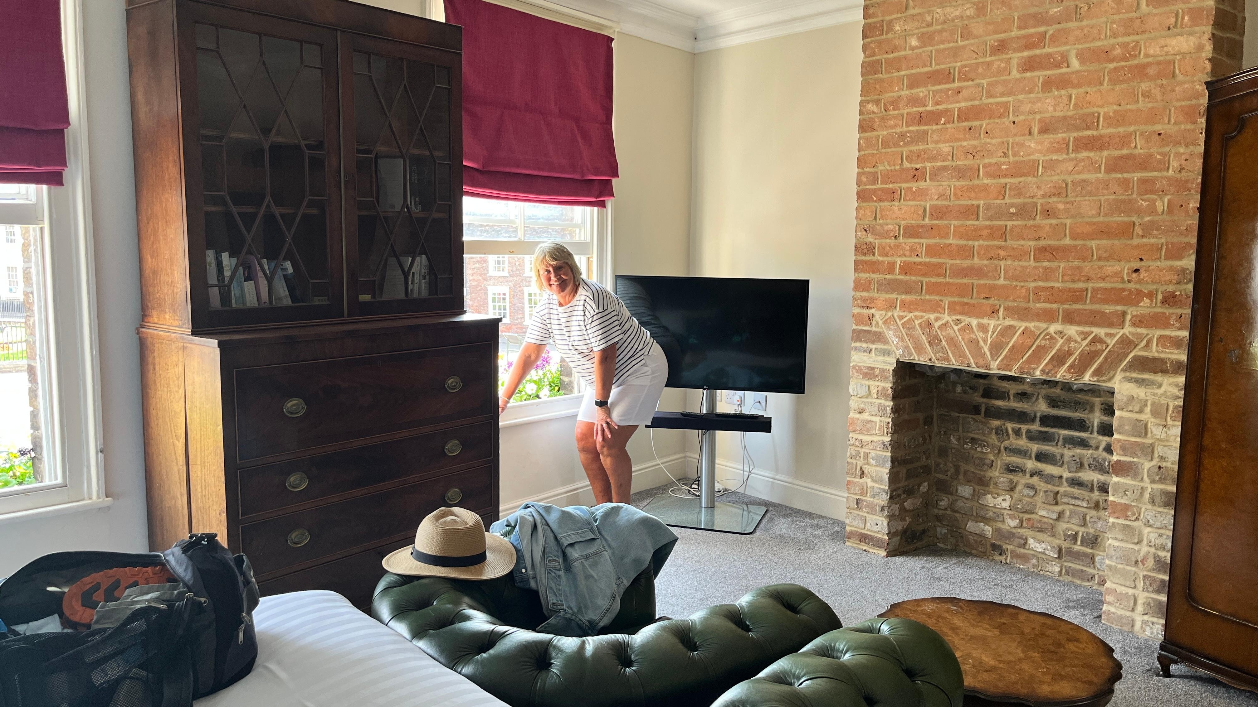 Main bed room with armchairs and TV 