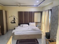 大きな部屋に大きなベッド