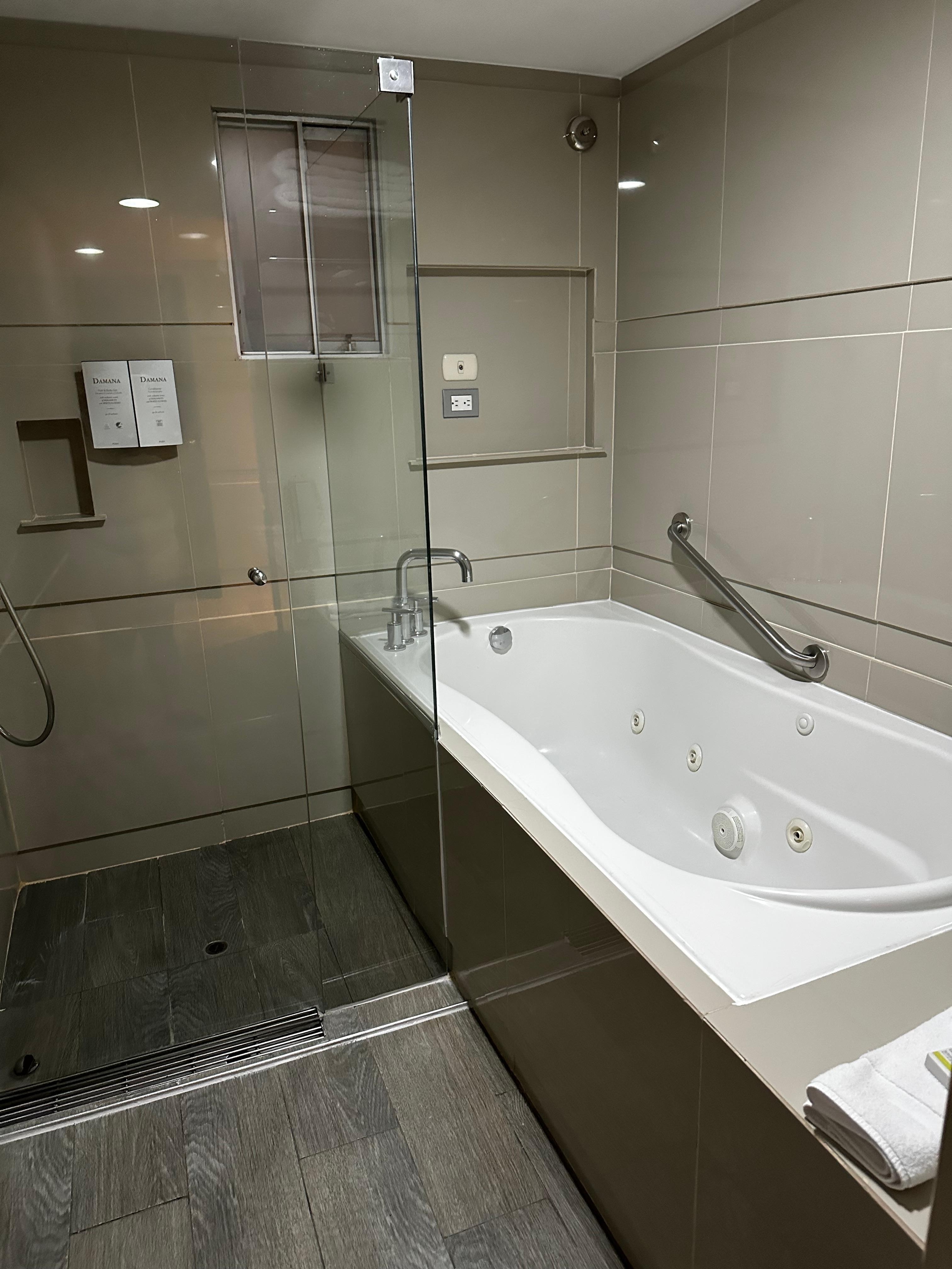 Banheira de hidro e chuveiro separados.