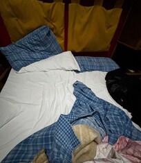 Roupa de cama gasta, colorida e roupa de banho unida