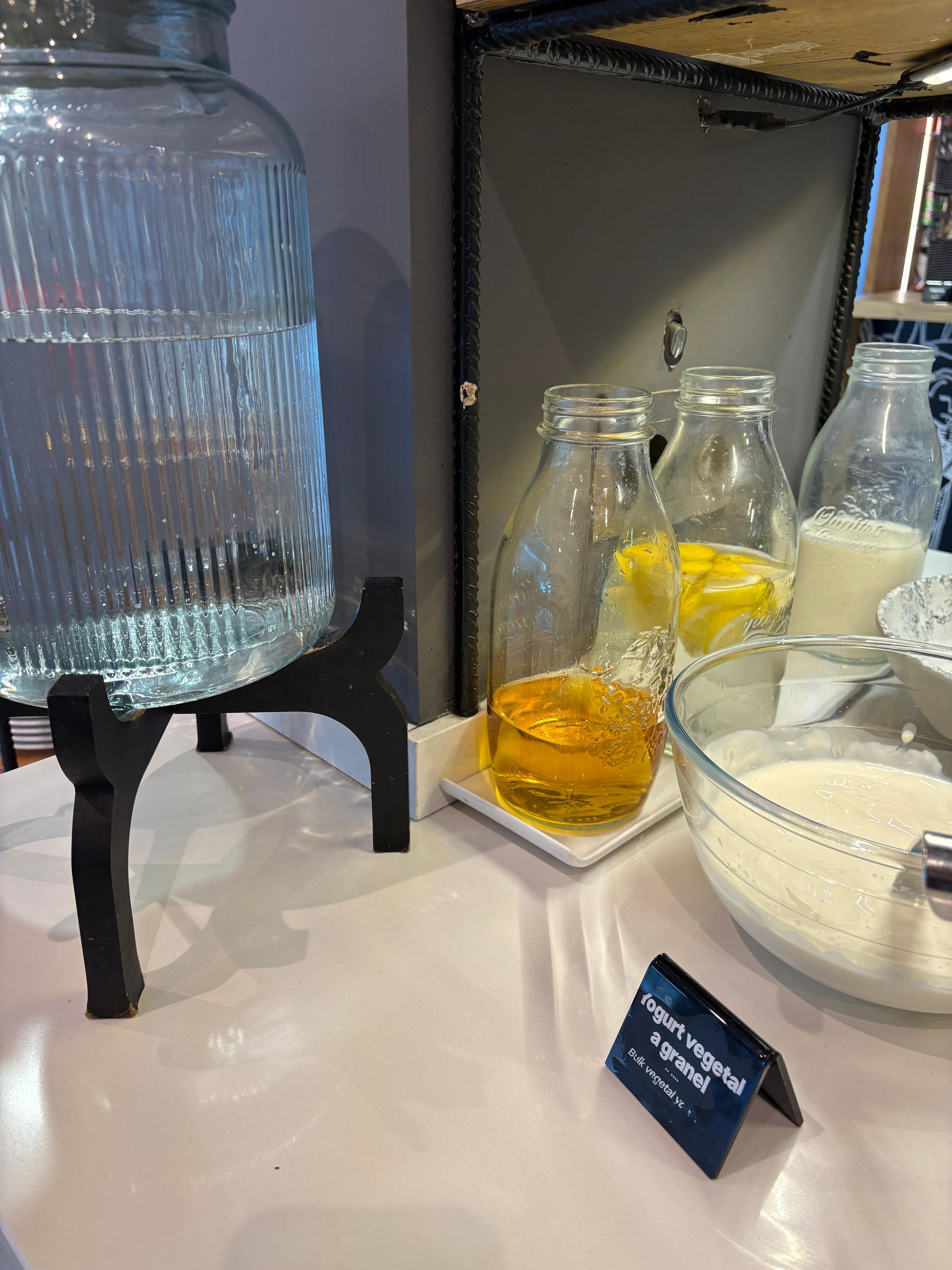 Les jus et l’eau au petit déjeuner ne sont pas frais