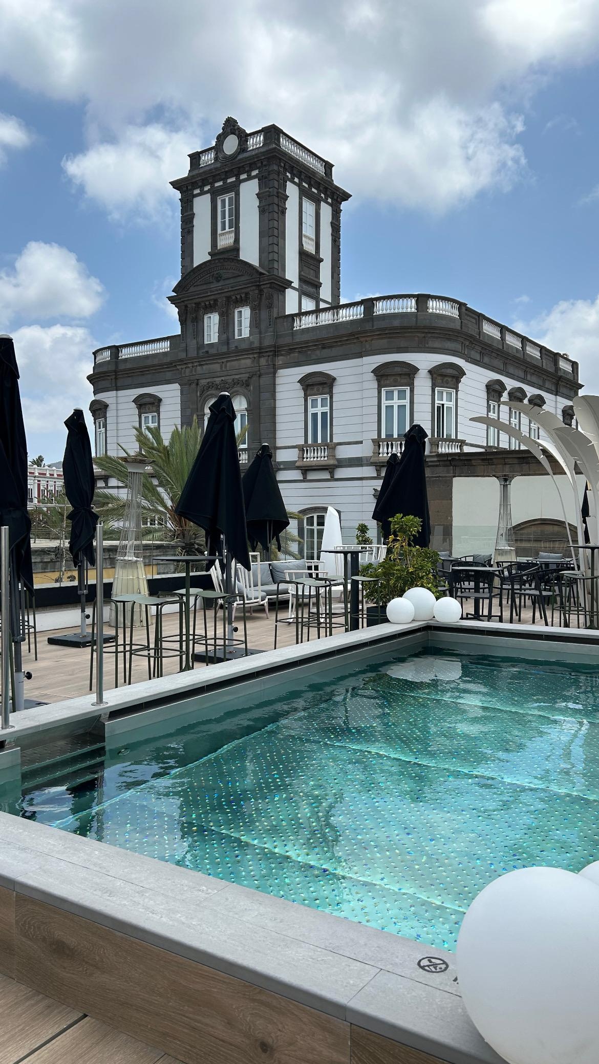 Pool/roof top bar