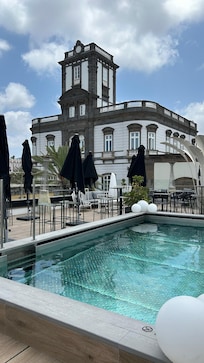 Pool/roof top bar