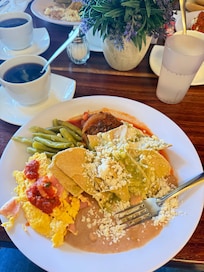 El desayuno riquísimo. Hotel Limpio, céntrico muy seguro y los empleados muy amables. La muchacha que nos atendió en el desayuno muy amable. 6 de octubre 2025. Nacho y Georgina muchas gracias por su amabilidad.