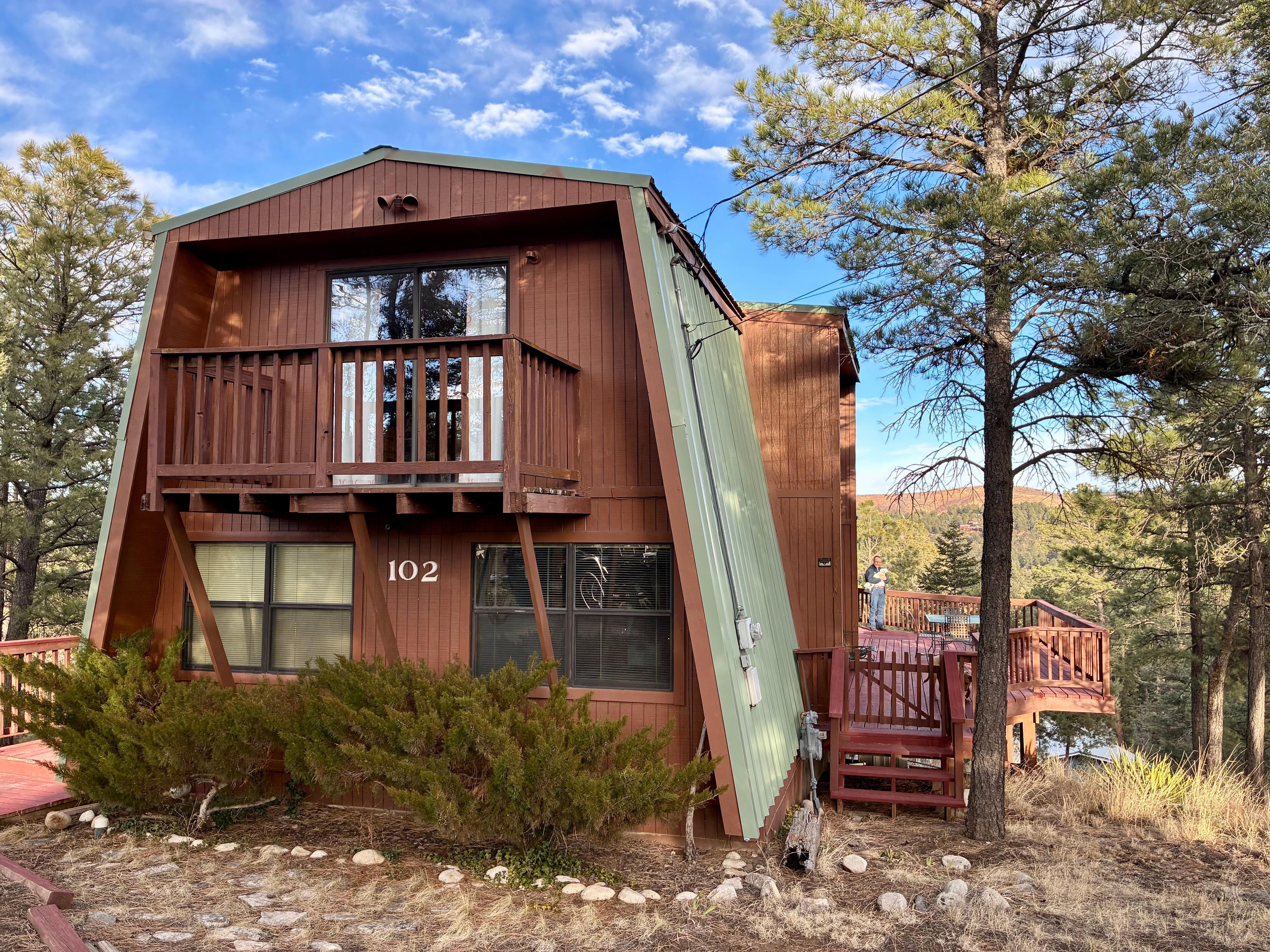 Perfect cabin that is much bigger than the front image shows