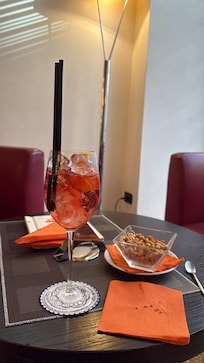 O bar localizado no térreo eh aconchegante e o atendimento eh ótimo !