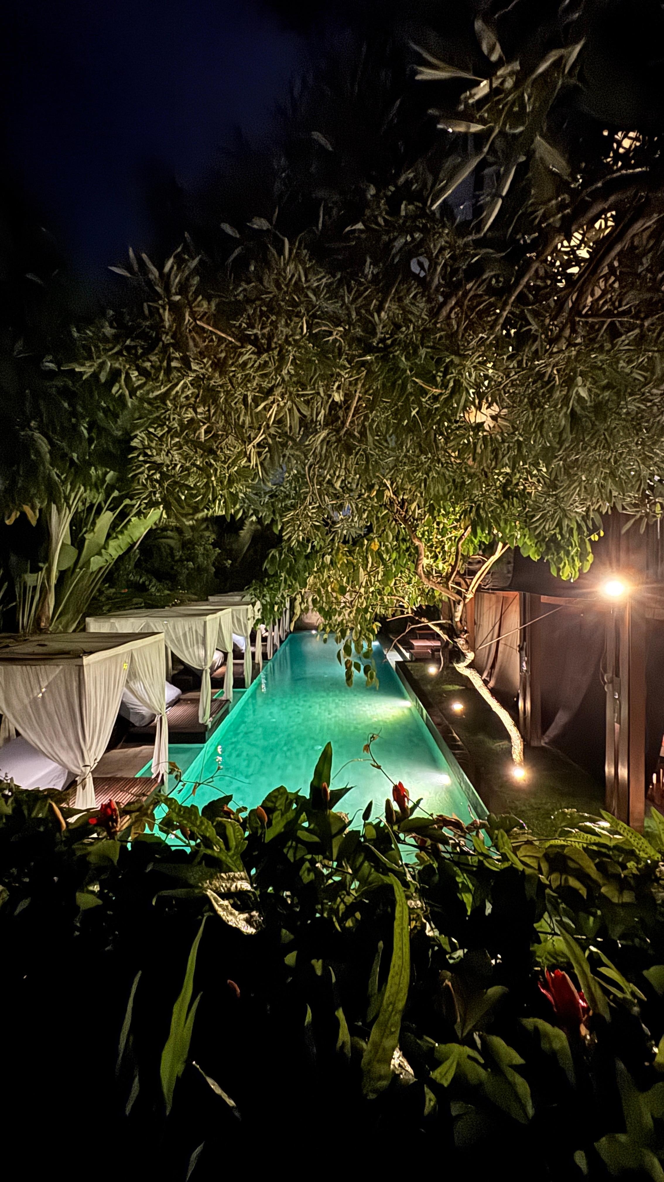 Abendlicher Blick auf den Hauptpool vom Flur aus. 