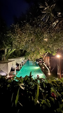 Abendlicher Blick auf den Hauptpool vom Flur aus.