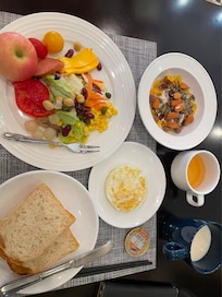 朝食の一部分、
豊富な和・洋・中食