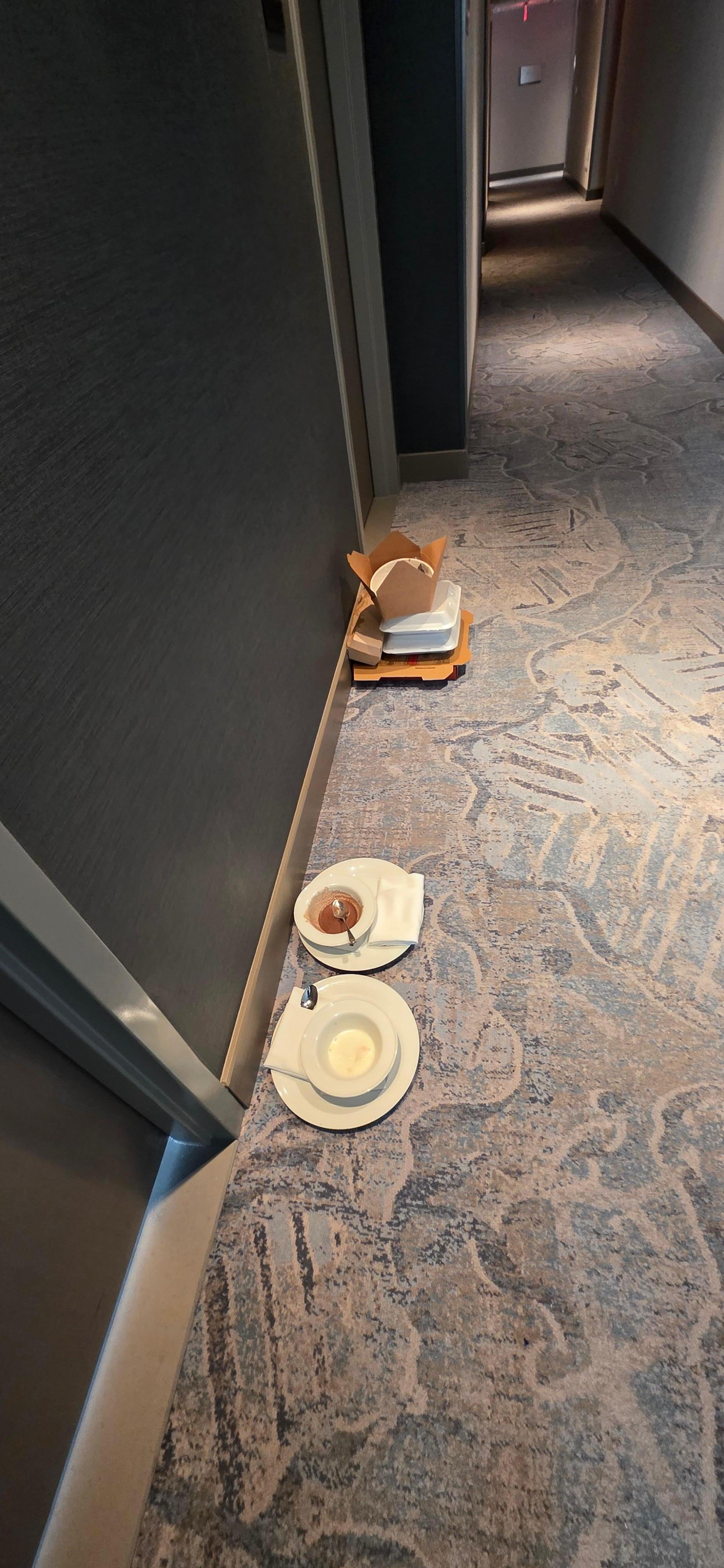 Pasillos sucios y con olor a comida.