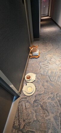 Pasillos sucios y con olor a comida.