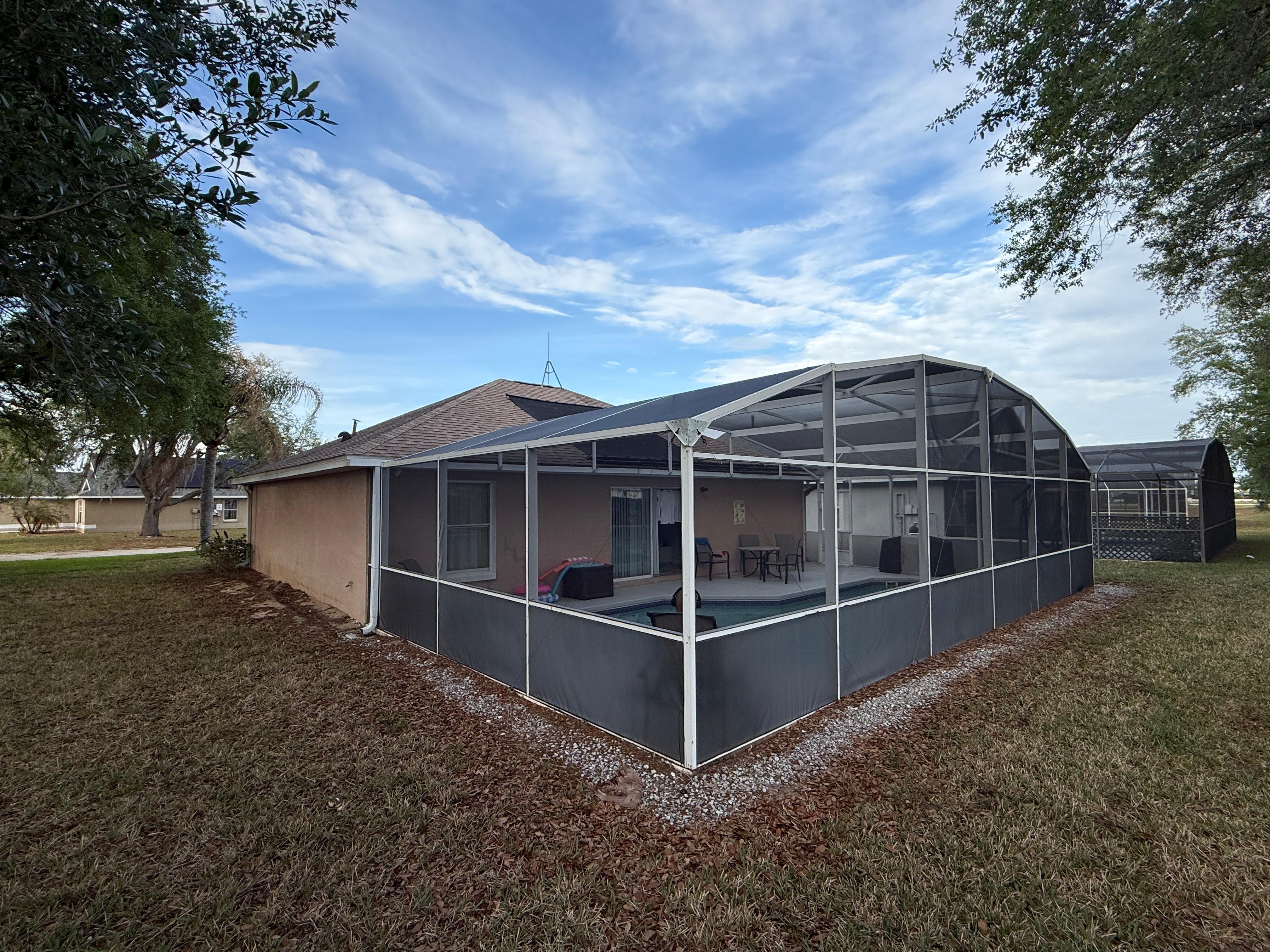 Blick von der Poolseite auf das Haus