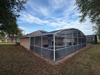 Blick von der Poolseite auf das Haus