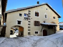 Altes Engadinerhaus indem die vergangene Geschichte spürbar wird.
