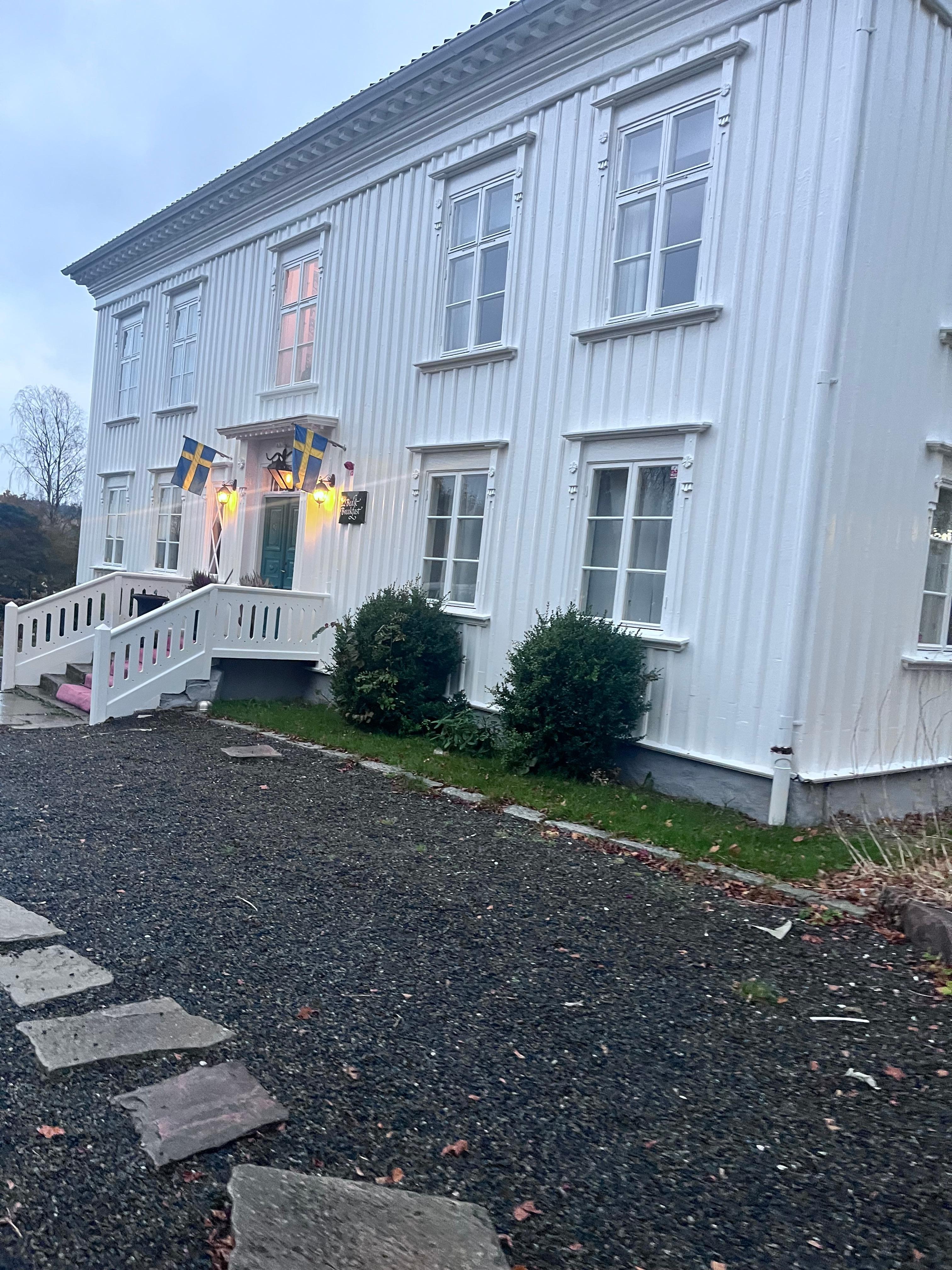 Vacker byggnad med super fin miljö runt omkring 