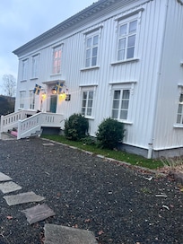 Vacker byggnad med super fin miljö runt omkring