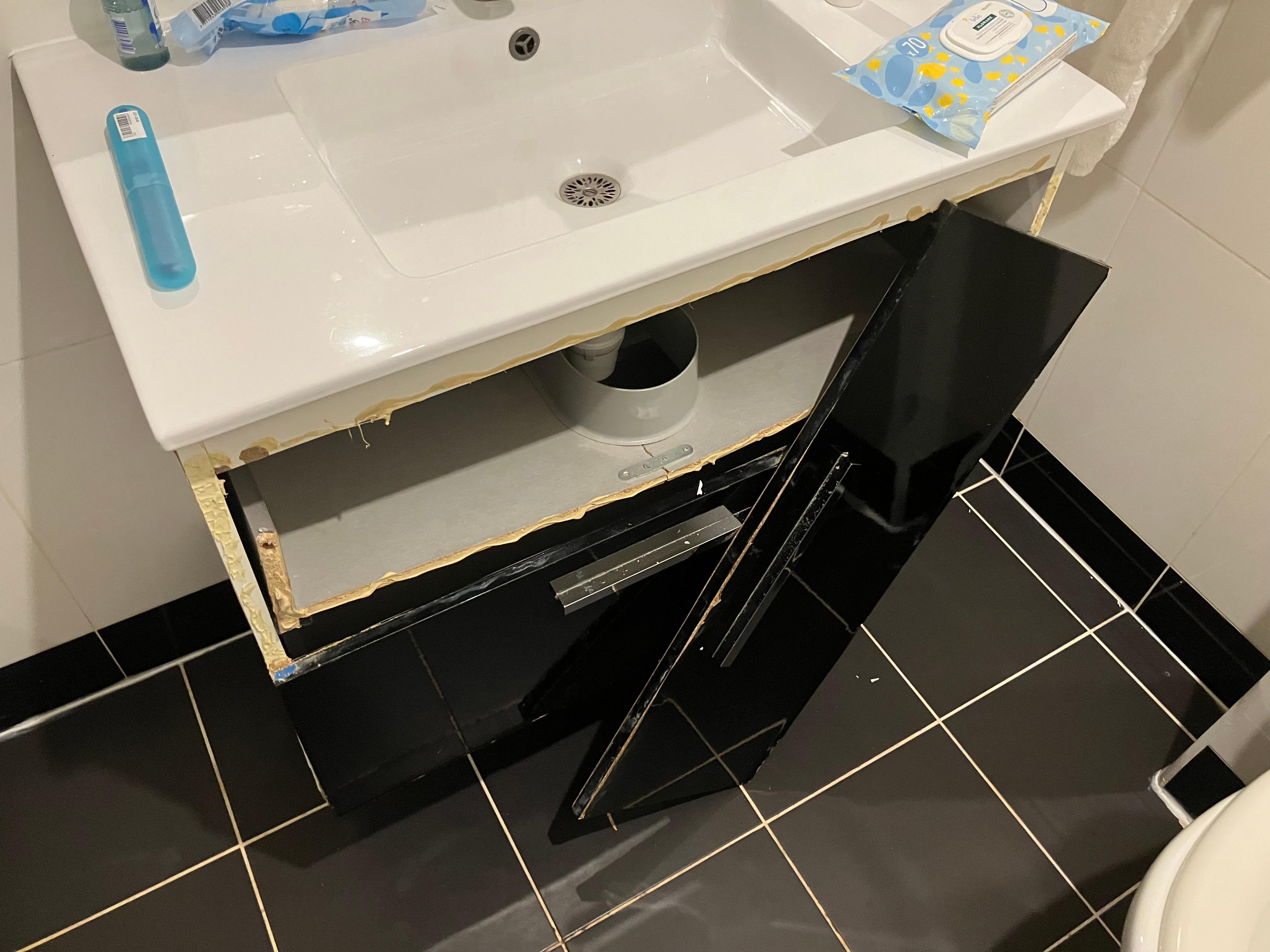 Lådan i badrummet som trillade av när jag stod vid vasken. Mest tur att jag inte skadades.