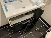 Lådan i badrummet som trillade av när jag stod vid vasken. Mest tur att jag inte skadades.