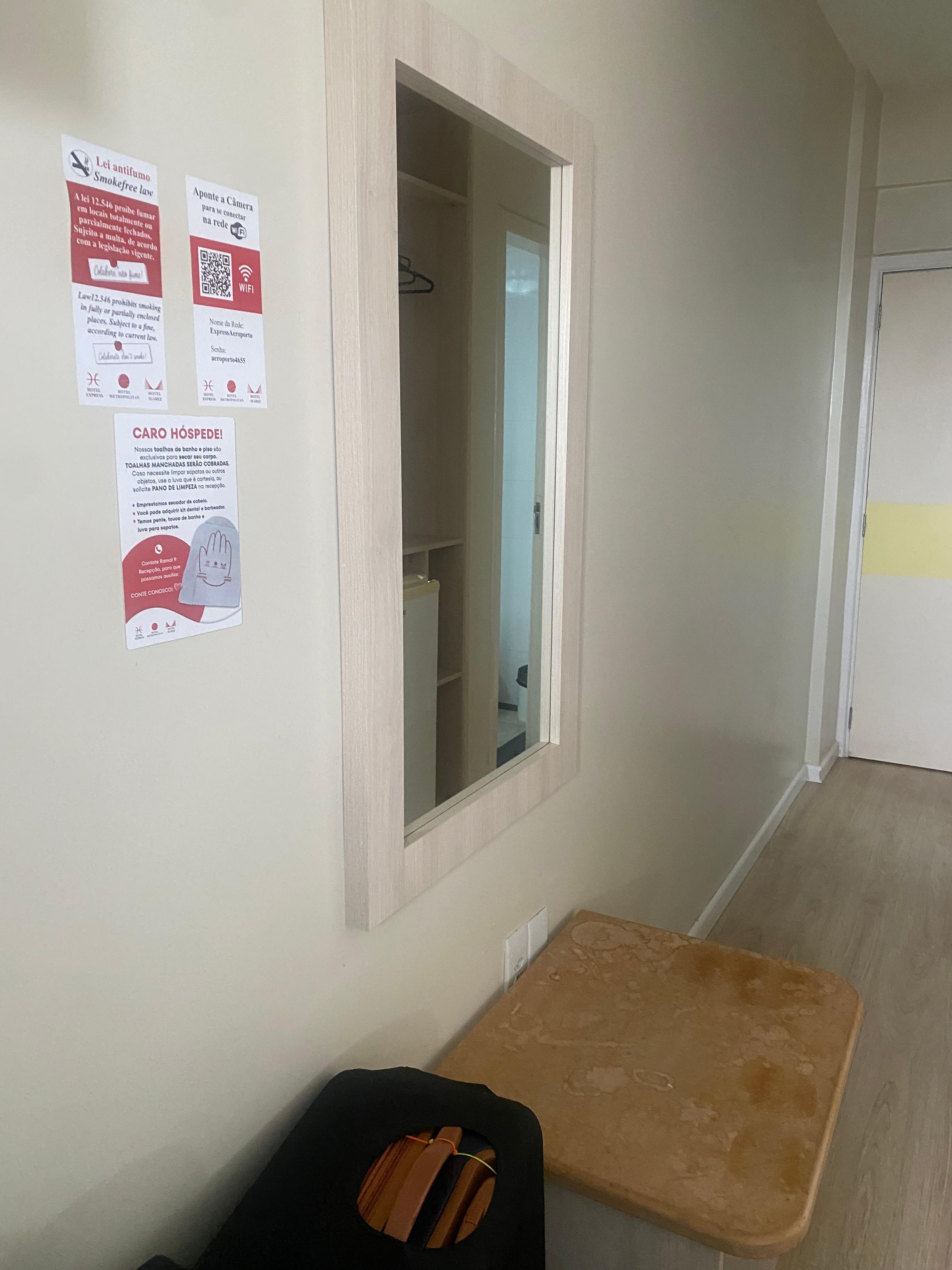 Adesivos com informações grudado na parede 