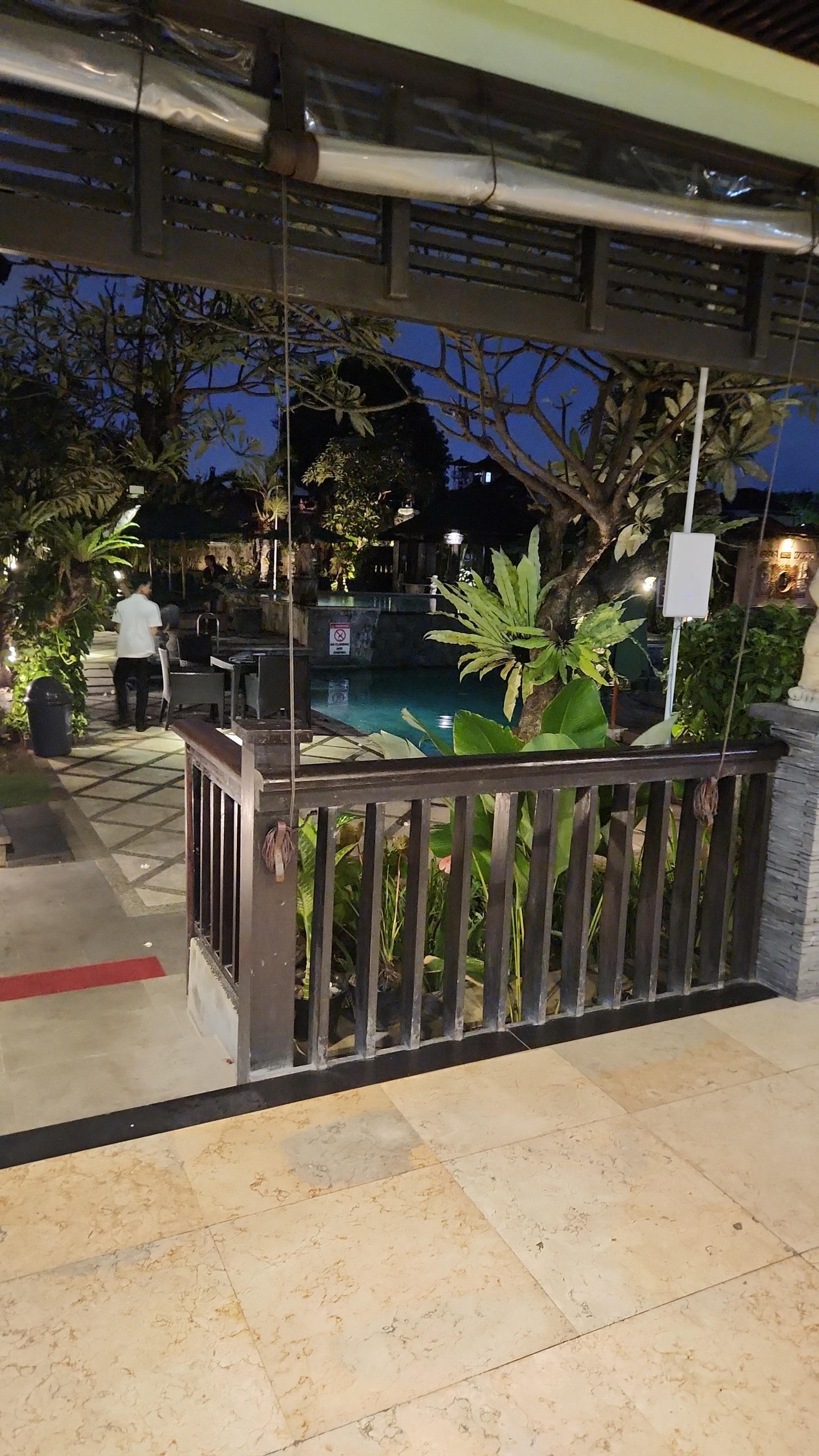 Foyer looking to pool