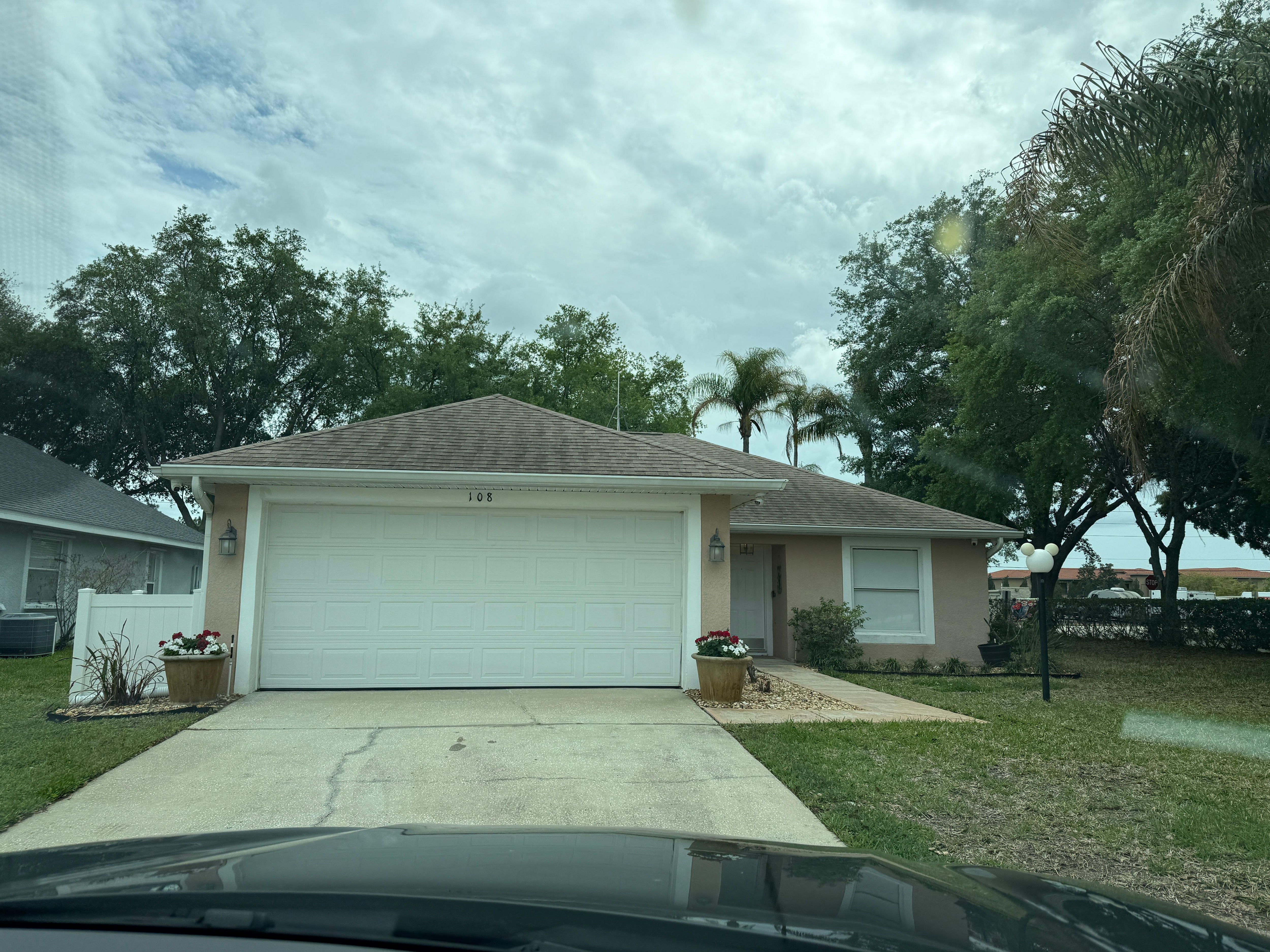 Garage und Parkplatz