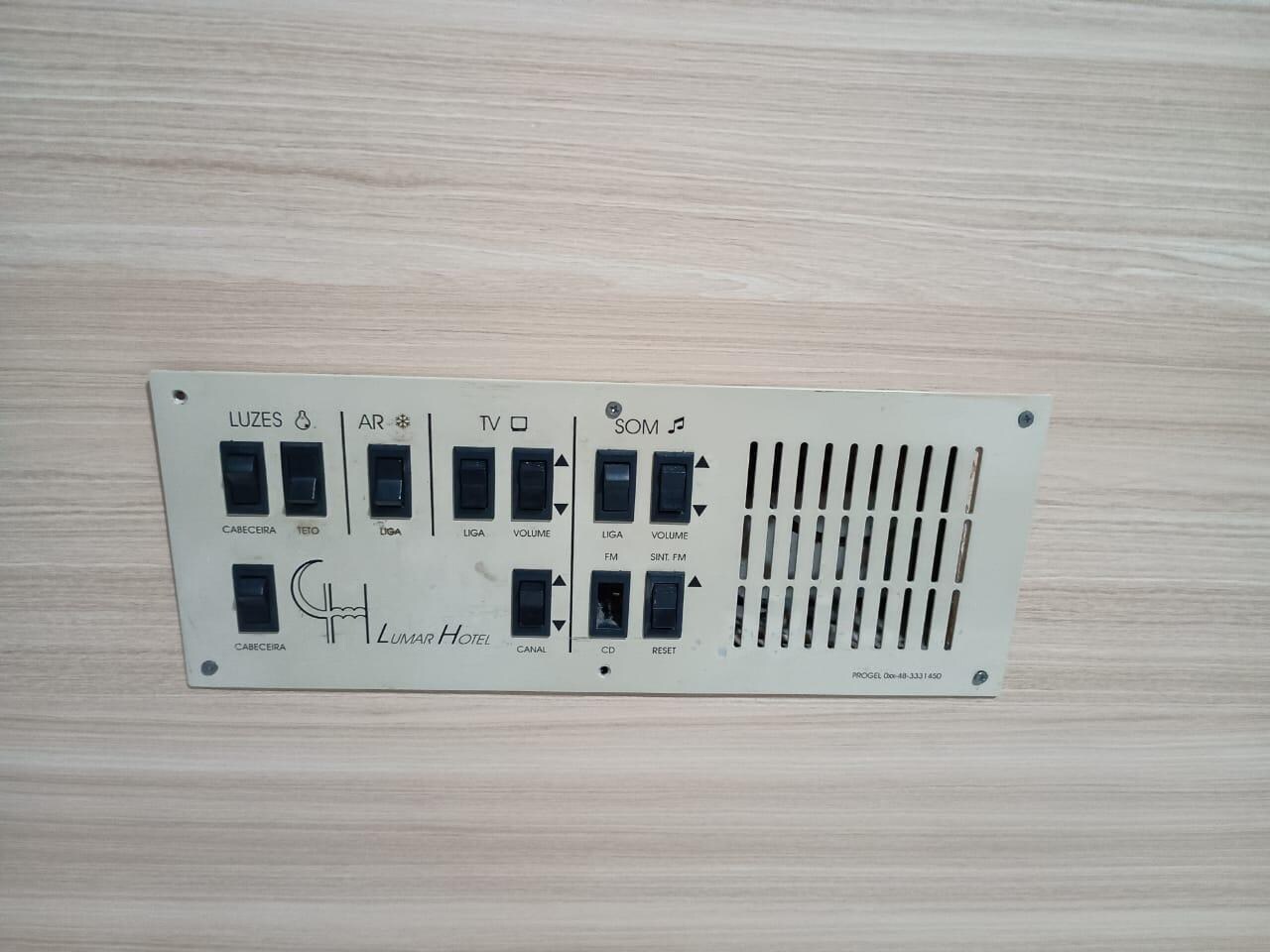 esses controles ficam na cabeceira e no outro quarto fica cabeceira encostado com cabeceira e voce ouve tudo no outro quarto por essa saida de ar. horrível