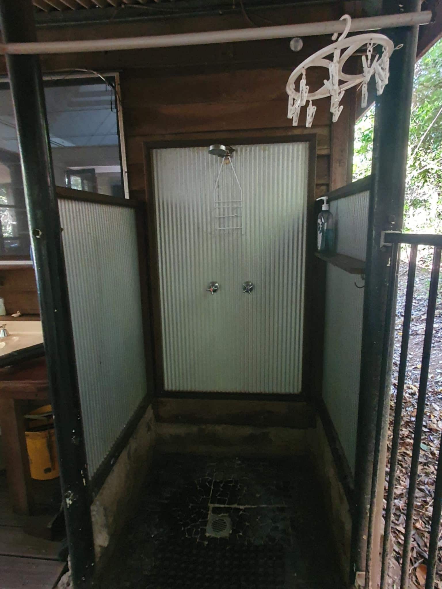 The outdoor shower next to the spa was perfect and very convenient. 
